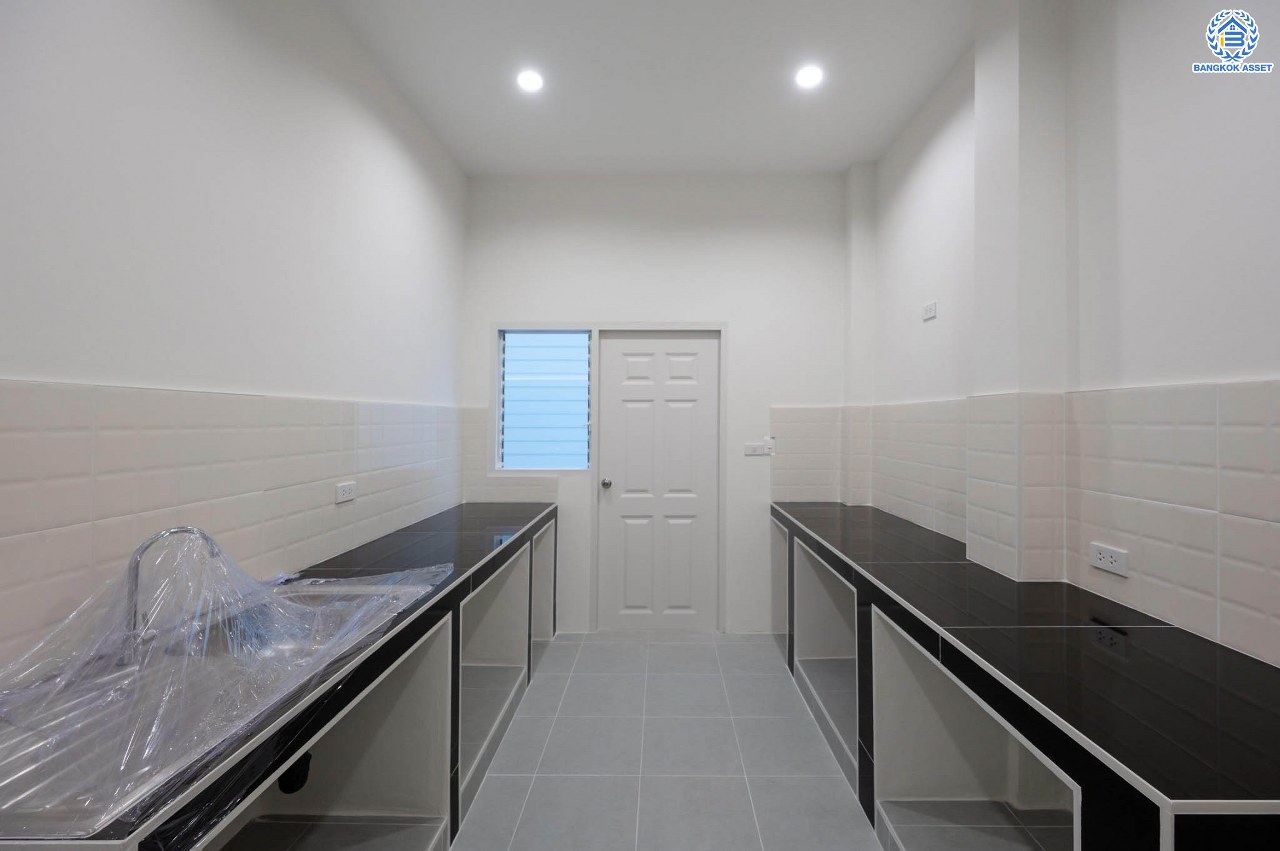 บ้านมือสองตกแต่งใหม่ โครงการ นนท์ณิชา พระนั่งเกล้า เนื้อที่กว้าง 67.5 ตร.ว. ฟังก์ชัน 3 ห้องนอน 3 ห้องน้ำ 1 ห้องอเนกประสงค์ 2 จอดรถ บนทำเลศักยภาพ ติดถนนรัตนาธิเบศร์ เชื่อมต่อถนนชัยพฤกษ์ ใกล้รถไฟฟ้าสายสีม่วง "สถานีไทรม้า" และจุดขึ้นทางด่วน "งามวงศ์วาน"